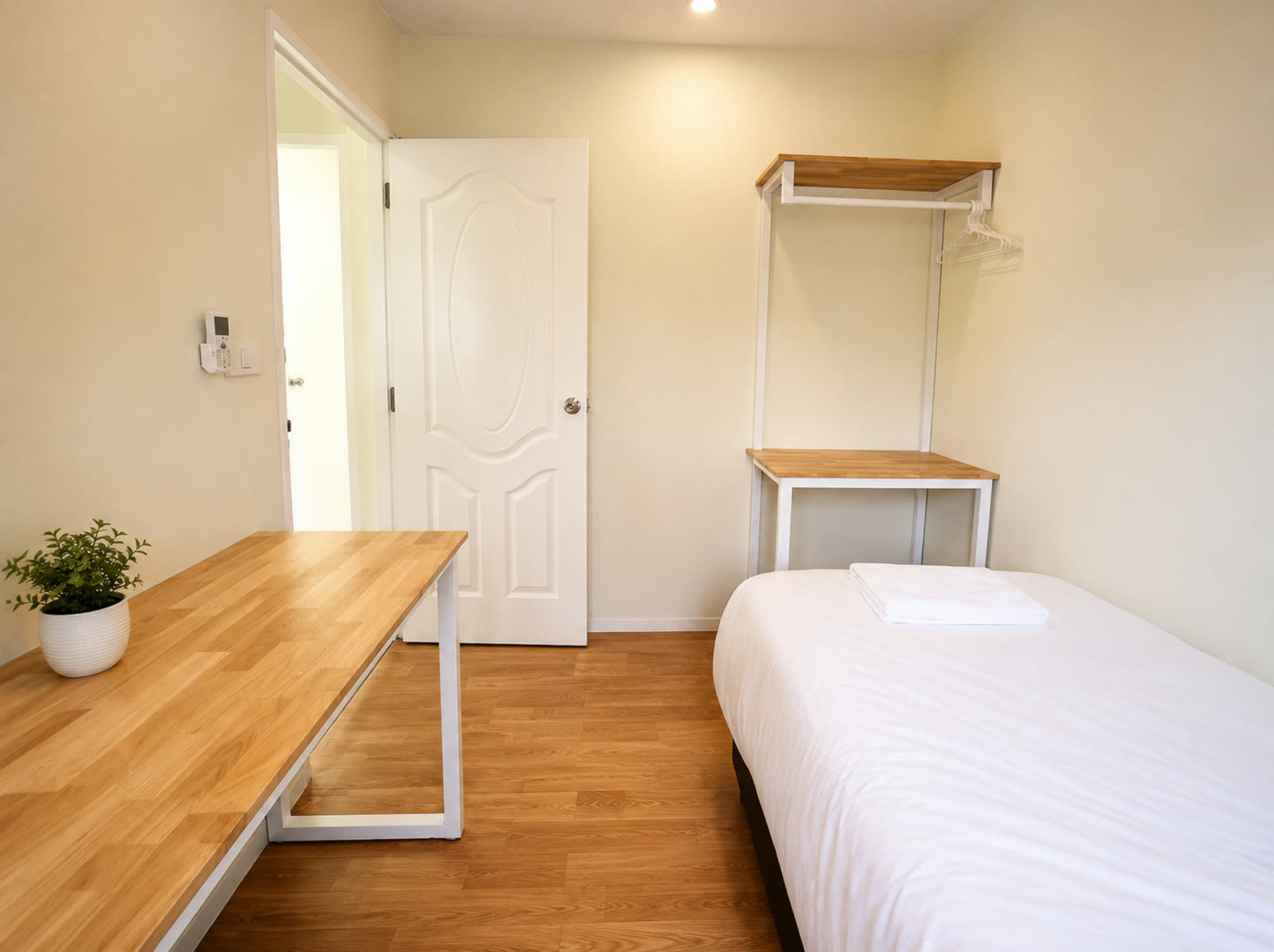 Second bedroom of the two-bedroom house at NaraRin Phuket with single bed and desk